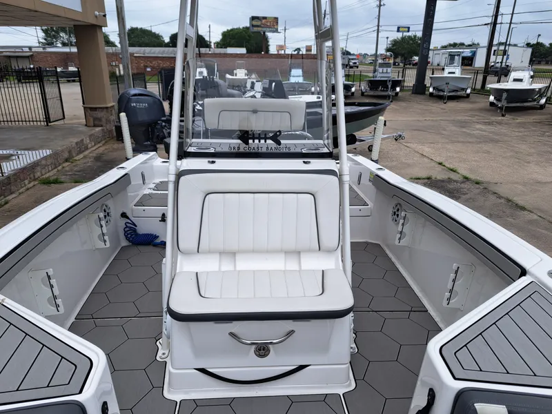 Slide: The Image of Interior view of a 2020 Yamaha Boats 210 FSH Sport. - 14