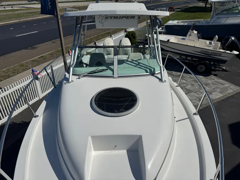 Slide: The Image of 2004 Seaswirl Striper 2601 boat on a parking lot. - 5