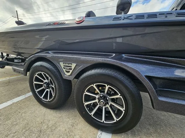 Slide: The Image of Skeeter FXR21 Apex 2025 - 3