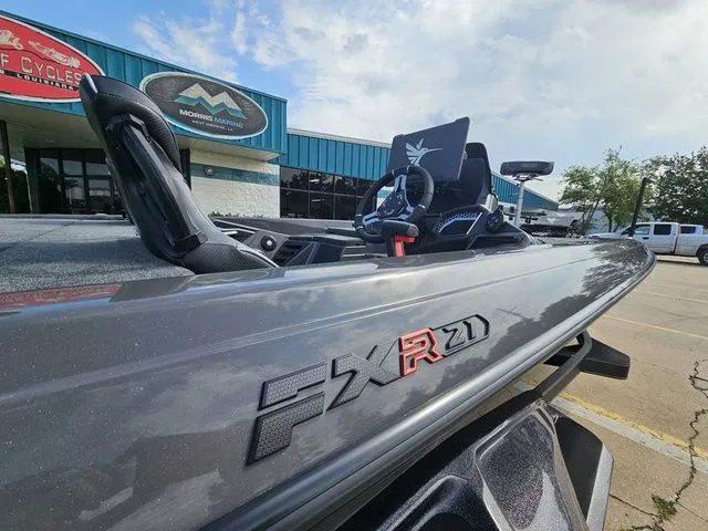 Slide: The Image of Skeeter FXR21 Apex 2025 - 5