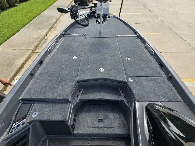 Slide: The Image of Skeeter FXR21 Apex 2025 - 6