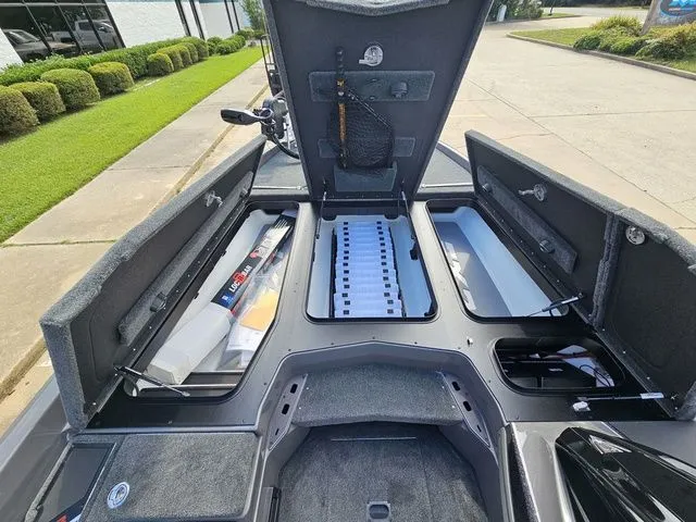 Slide: The Image of Skeeter FXR21 Apex 2025 - 8