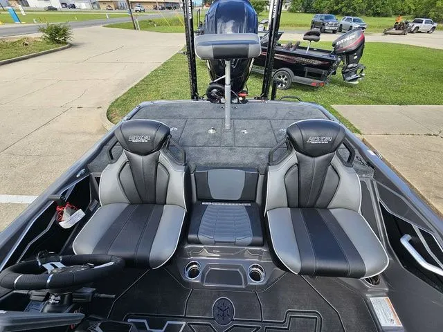 Slide: The Image of Skeeter FXR21 Apex 2025 - 9