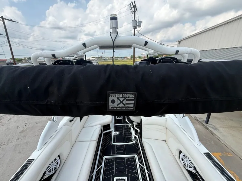 Slide: The Image of Interior view of a 2019 Centurion Ri257 boat. - 22