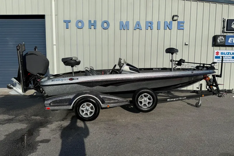 The Image of 2015 Ranger Z118 Comanche boat on trailer at Toho Marine dealership. - 1