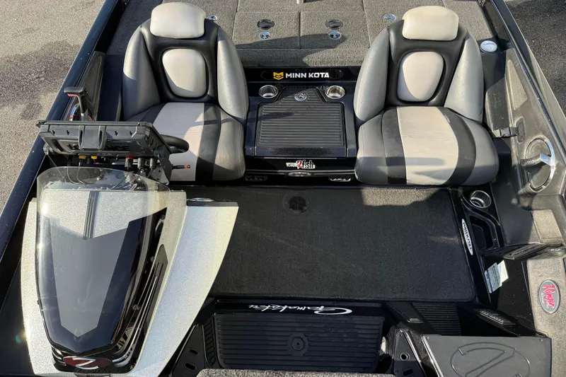 Slide: The Image of 2015 Ranger Z118 Comanche boat interior with dual seats and Minn Kota trolling motor. - 14