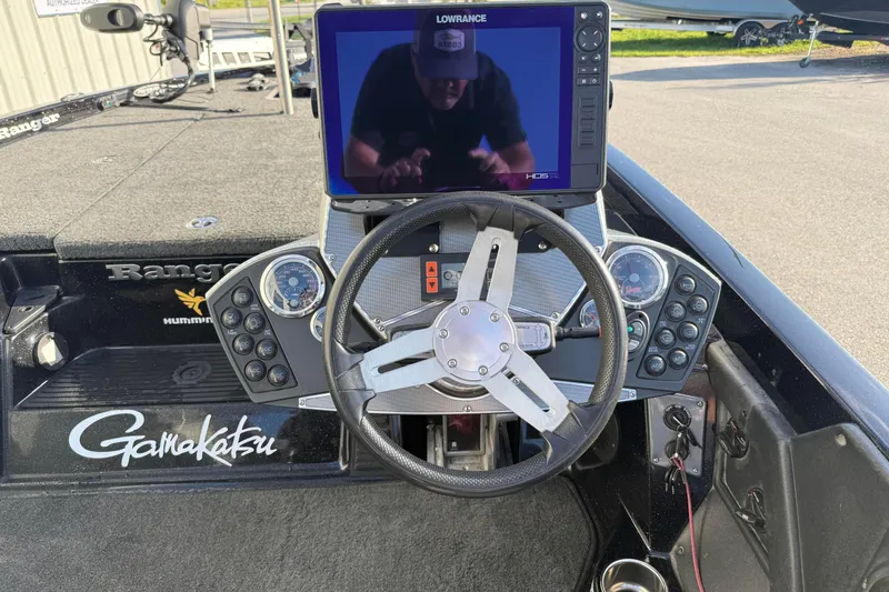 Slide: The Image of 2015 Ranger Z118 Comanche boat dashboard with steering wheel and Lowrance HDS display. - 17