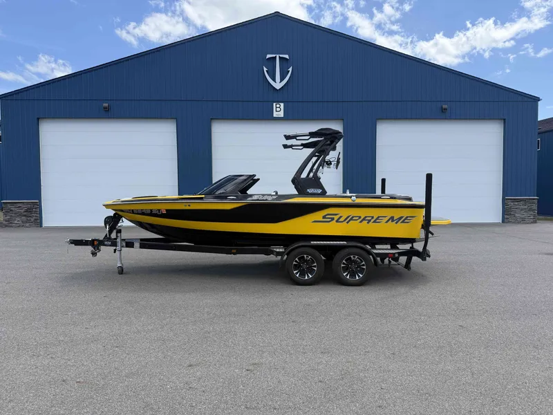 The Image of Yellow Supreme S202 boat in front of blue garage, 2018 model. - 1