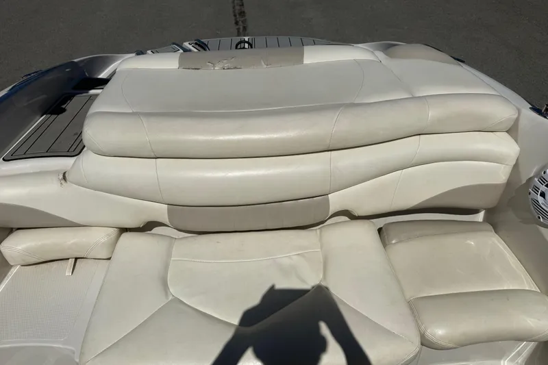 Slide: The Image of 2008 Tahoe Q5i Sport boat interior with white leather seating and speaker. - 9