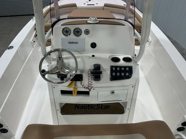 Slide: The Image of NauticStar 231 Hybrid 2023 - 10