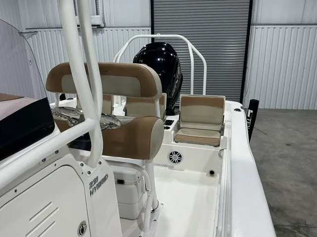 Slide: The Image of NauticStar 231 Hybrid 2023 - 12