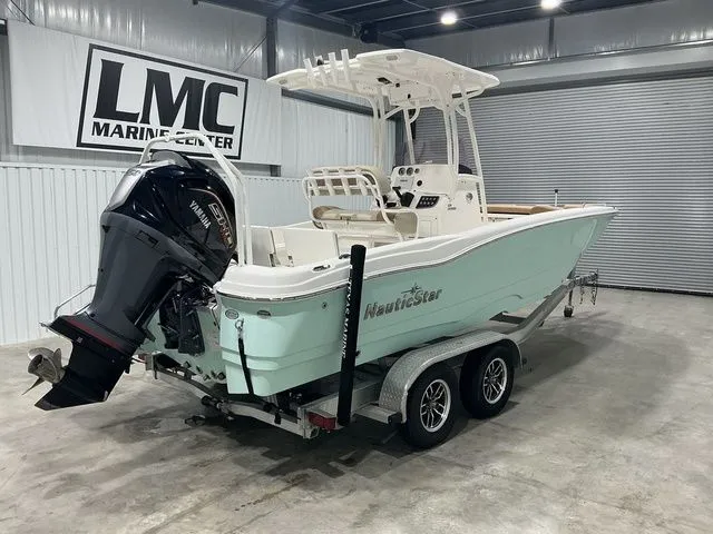Slide: The Image of NauticStar 231 Hybrid 2023 - 15