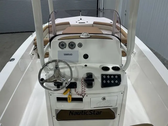 Slide: The Image of NauticStar 231 Hybrid 2023 - 17