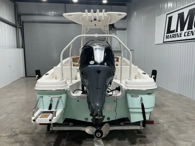 Slide: The Image of NauticStar 231 Hybrid 2023 - 6