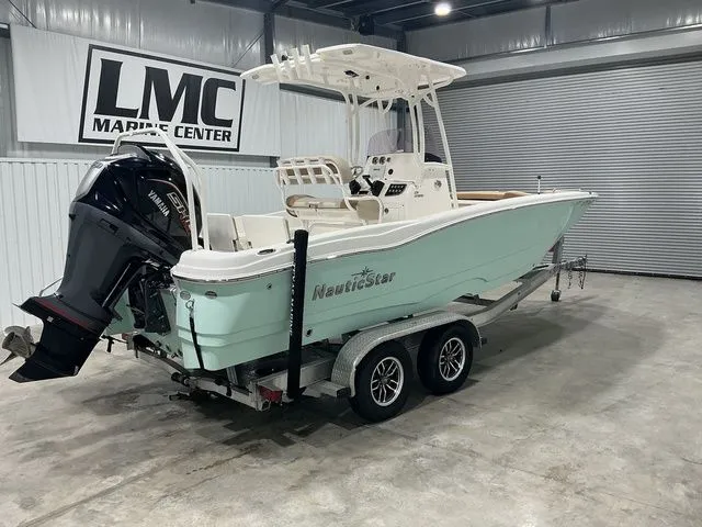 Slide: The Image of NauticStar 231 Hybrid 2023 - 8