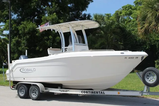 The Image of 2019 Robalo R222 boat on trailer, side view. - 1