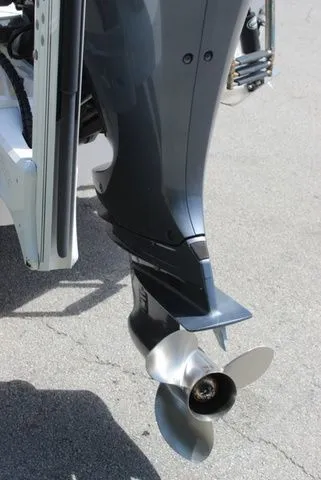 Slide: The Image of 2019 Robalo R222 outboard motor and propeller - 26