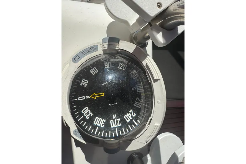 Slide: The Image of Compass on 2015 Beneteau Oceanis 48 yacht, showing navigation direction. - 18