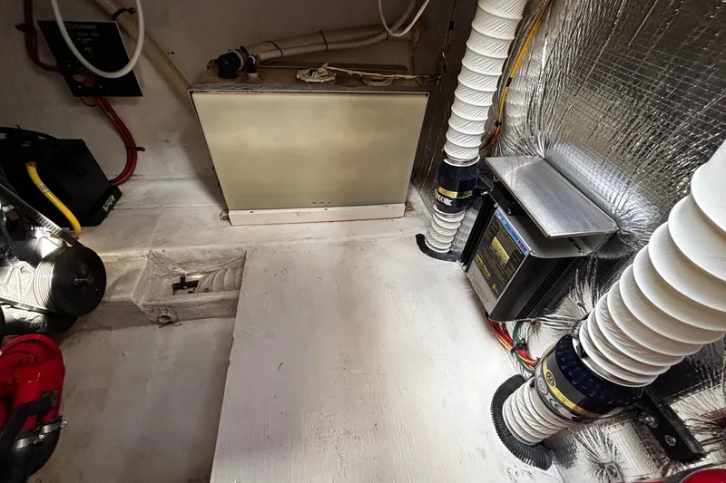 Slide: The Image of Interior of 2005 Cruisers Yachts 280 CXi Express, technical equipment. - 21