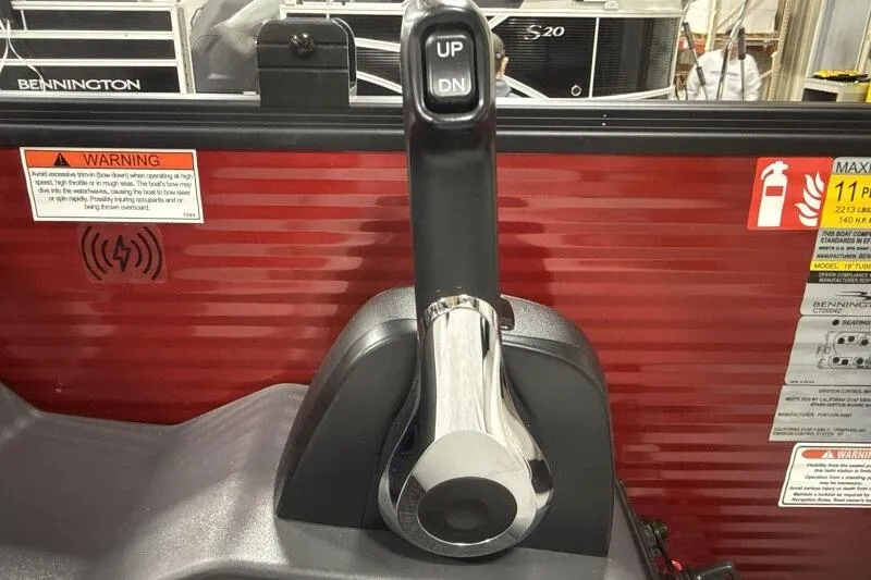 Slide: The Image of Throttle control lever on a 2026 Bennington S 20 SSR boat dashboard. - 13