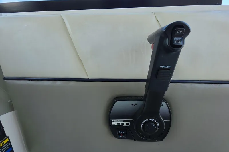 Slide: The Image of Throttle control lever on a 1999 Bayliner 2452 Ciera Express boat. - 18