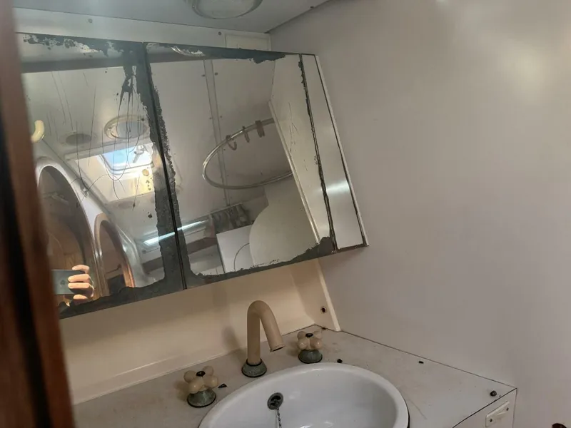 Slide: The Image of Bathroom in Wauquiez Centurion 47 sailboat, year 1987. - 38