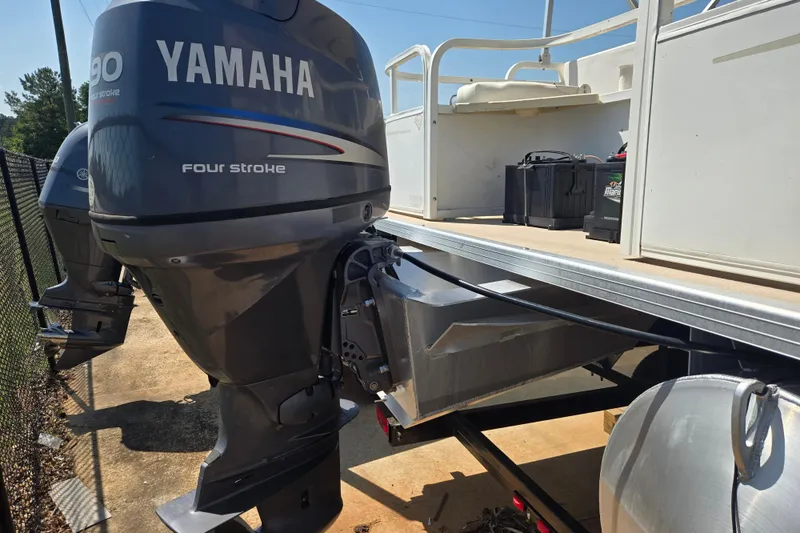 Slide: The Image of 2010 Bentley Pontoons 200 Fish with Yamaha four-stroke outboard motor. - 19