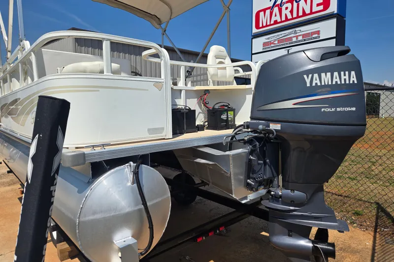 Slide: The Image of 2010 Bentley Pontoons 200 Fish with Yamaha outboard motor at a marine dealership. - 20