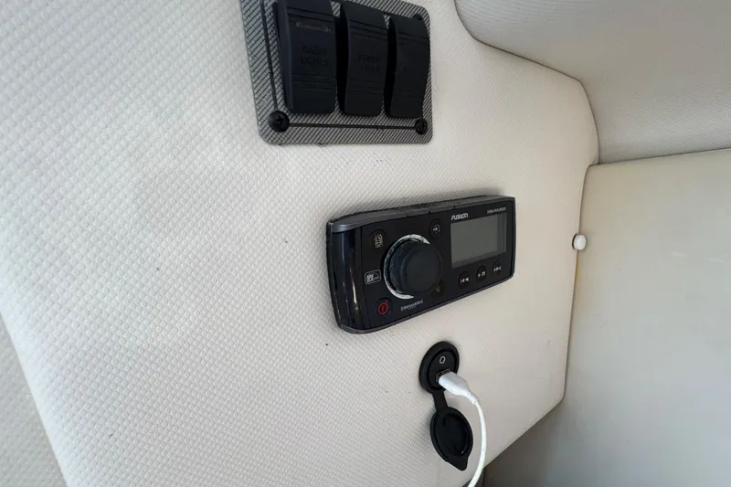 Slide: The Image of Control panel and audio system in 2016 Wellcraft 252 Coastal boat interior. - 33