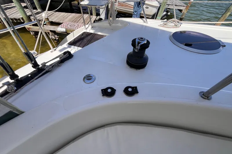 Slide: The Image of Deck of 2008 Broadblue 415 catamaran with winch and hatch, docked at marina. - 59