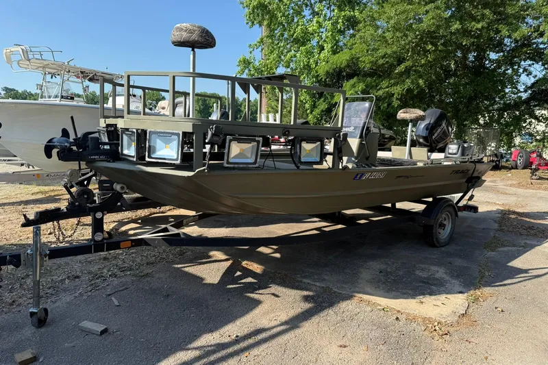 The Image of 2020 Tracker Grizzly 1860 CC Sportsman boat on trailer, parked outdoors. - 0