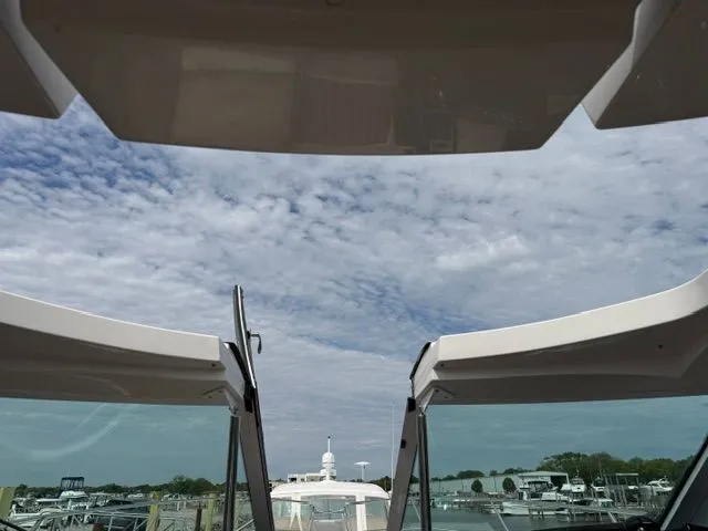 Slide: The Image of View from 2009 Four Winns V435 boat towards the sky. - 8