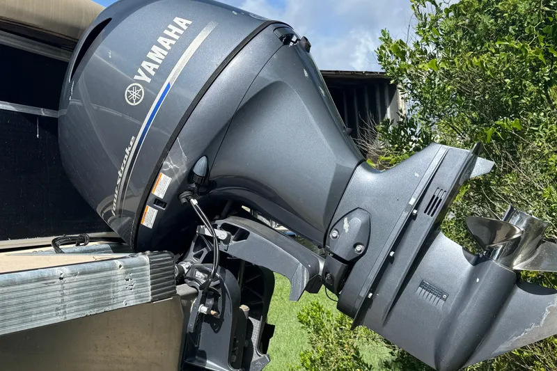 Slide: The Image of Outboard motor on a 2011 Bennington 2274GLi boat, featuring Yamaha branding. - 7