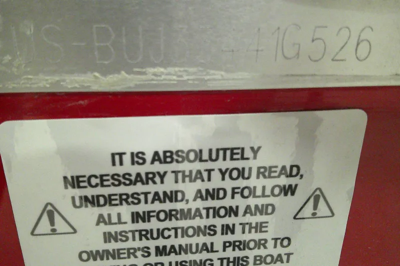 Slide: The Image of Warning label on 2026 Tahoe 2150 boat emphasizing manual reading and understanding. - 6