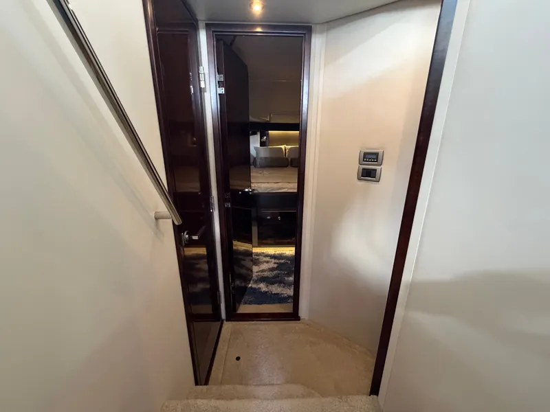 Slide: The Image of Interior of 2017 Sea Ray Sundancer 400 yacht. - 10