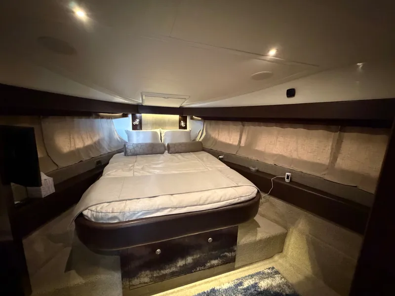 Slide: The Image of Luxurious cabin of the 2017 Sea Ray Sundancer 400 yacht. - 25