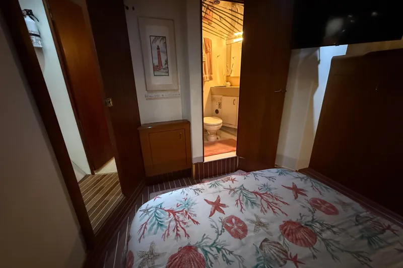 Slide: The Image of Interior of 1997 Ocean Yachts 40 Super Sport with cozy cabin and bathroom. - 14