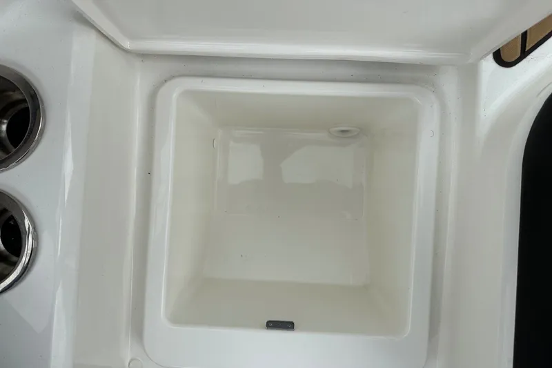 Slide: The Image of Sea Ray SPX 210 Outboard 2027 - 43
