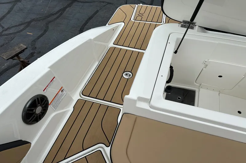 Slide: The Image of Sea Ray SPX 210 Outboard 2027 - 17