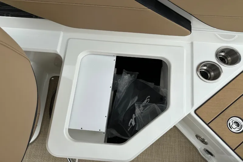 Slide: The Image of Sea Ray SPX 210 Outboard 2027 - 22
