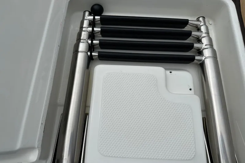 Slide: The Image of Sea Ray SPX 210 Outboard 2027 - 11