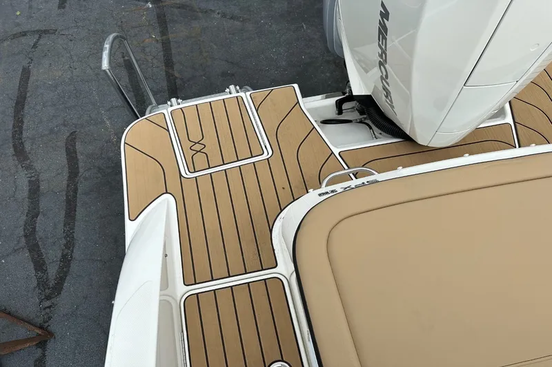 Slide: The Image of Sea Ray SPX 210 Outboard 2027 - 14