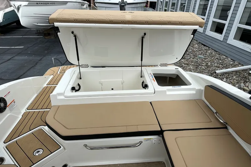 Slide: The Image of Sea Ray SPX 210 Outboard 2027 - 19