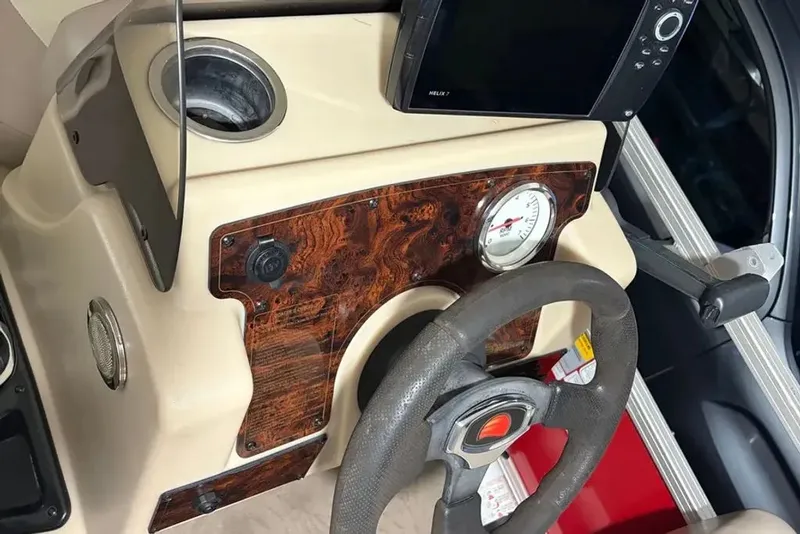 Slide: The Image of Dashboard of a 2014 Sun Tracker Bass Buggy boat. - 5