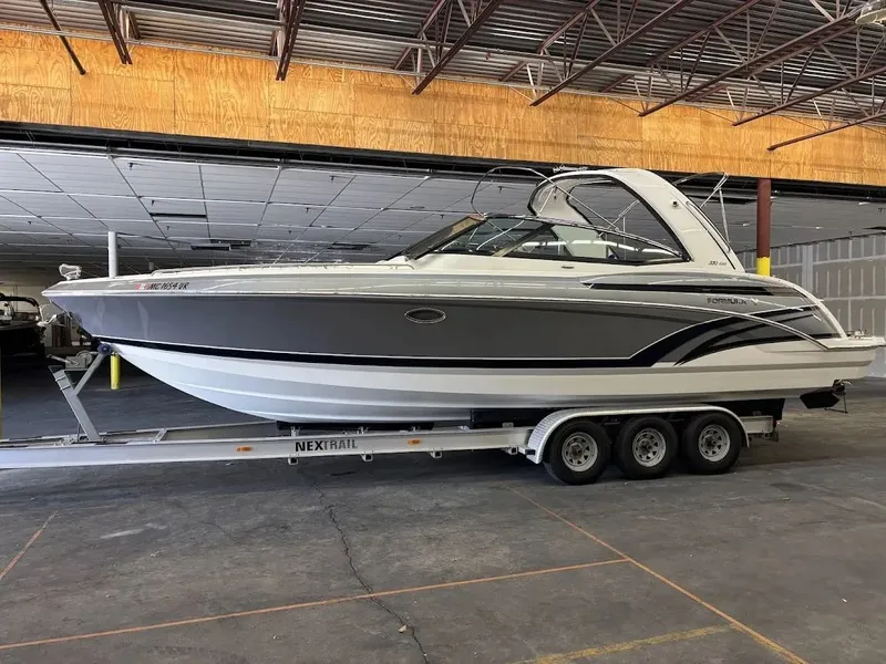 The Image of Formula 330 Crossover Bowrider 2015 - 1