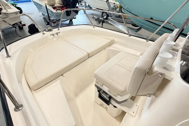 Slide: The Image of Boston Whaler 150 Montauk 2026 - 5