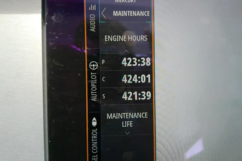 Slide: The Image of Display screen showing engine hours for 2019 Sea Ray SLX 400 Outboard. - 33