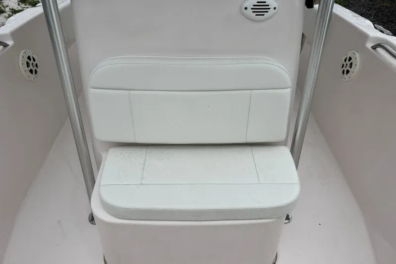 Slide: The Image of White seating area on a 2003 Grady-White Advance 257 boat. - 22