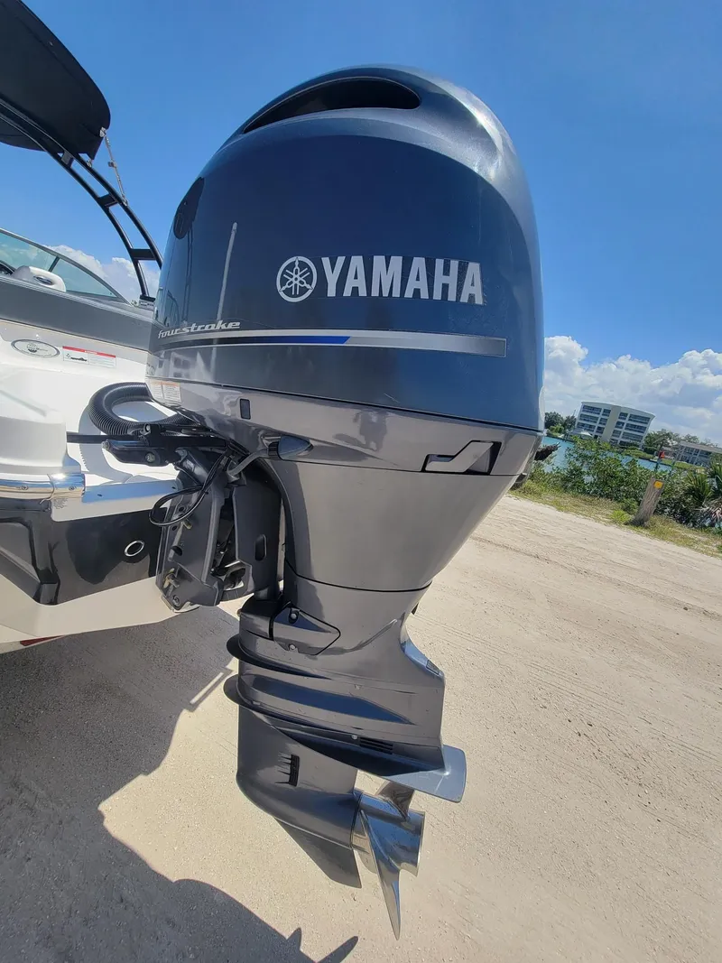 Slide: The Image of Yamaha outboard motor on Chaparral 21 H2O Sport 2016 boat. - 9