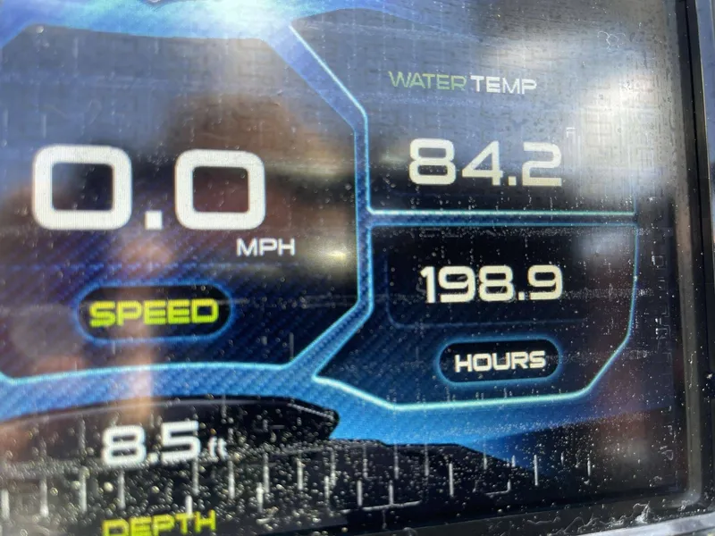 Slide: The Image of MasterCraft X20 2016 Display: 0 MPH, 84.2°F water temp, 198.9 hours. - 15